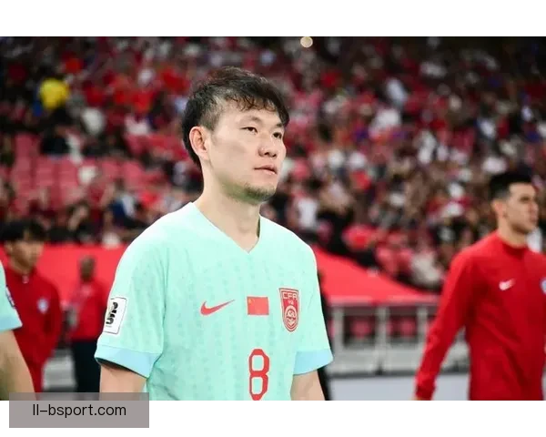 李源一在国足中场拼尽全力成为防守屏障为球队注入活力